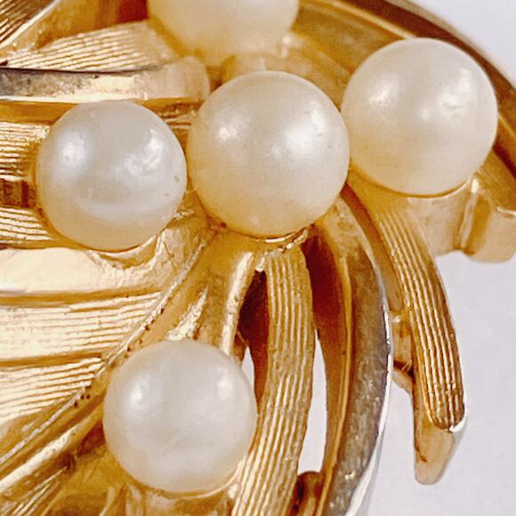 VTG Signed Trifari Brooch Mid Century Gold Tone Faux Pearl Swirl Leaf 1950s - Picture 2 of 11